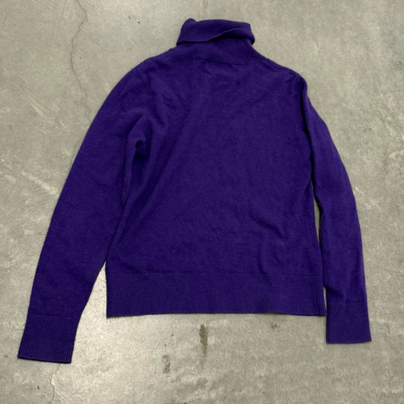 Bloomingdale’s purple 100% cashmere turtleneck sweater large